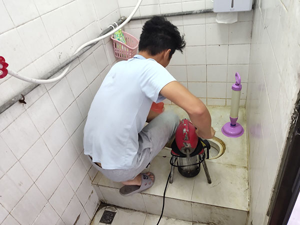 无为管道堵塞冒臭气 专业师傅现场解决问题
