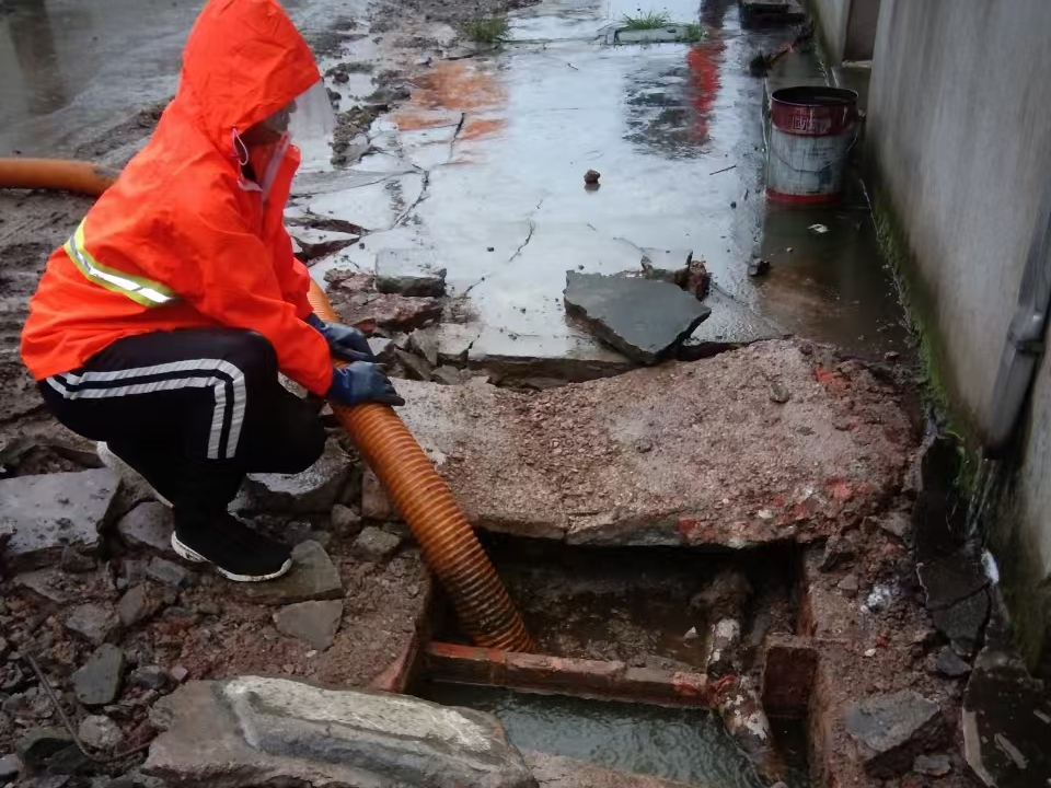 无为专业清理污水池 炜誉市政以规范流程守护城市 “肠道”